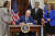 조 바이든 미국 대통령이 지난 8일 임신 중지와 관련된 여러 의료 서비스에 대한 접근을 용이하게 하는 행정명령에 서명하고 있다. [AP=연합뉴스]