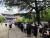 12일 오후 아베 신조 전 총리의 장례식이 열린 도쿄의 사찰 조조지에 참배를 위해 줄을 선 시민들. 이영희 특파원 