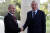 지난해 9월 러시아 소치에서 열린 정상회담에서 블라디미르 푸틴(왼쪽) 러시아 대통령과 레제프 에르도안 튀르키예 대통령이 악수하고 있다. [AP=연합뉴스]