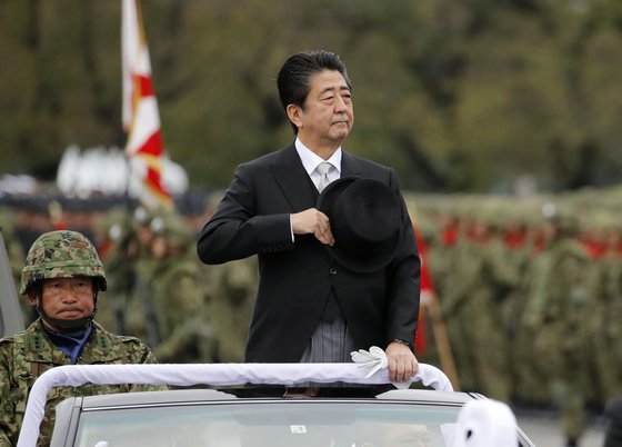 아베 신조 일본 총리가 생전인 2018년 10월 사이타마 현의 한 부대에서 육상자위대 부대를 사열하고 있다.  [교도=연합]