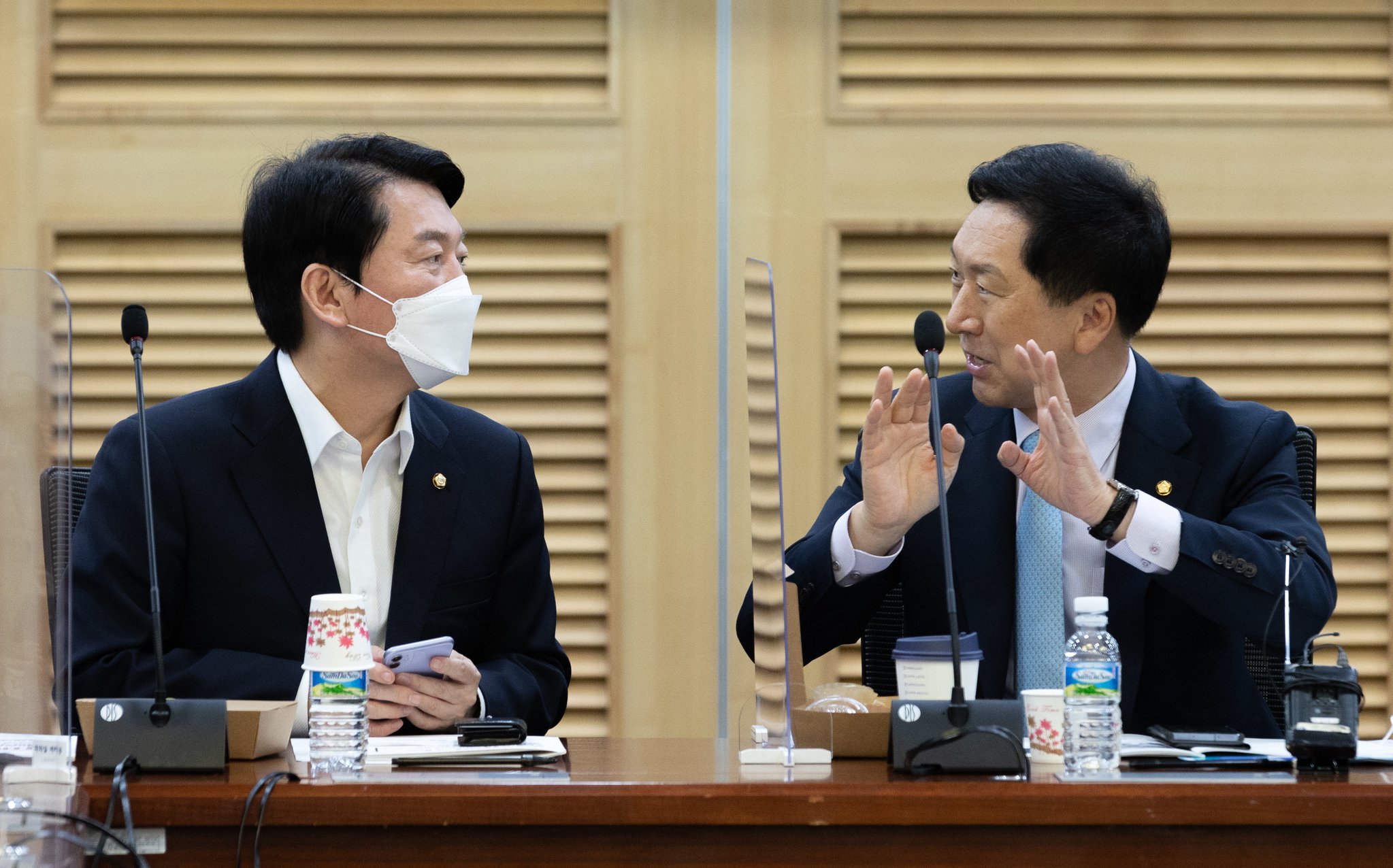 대화하는 김기현 의원과 안철수 의원. 김상선 기자