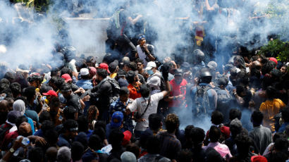 스리랑카 대통령 야반도주 후 시위 격화…총리, 비상사태 선포 