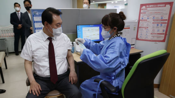 尹, 코로나 4차 백신 접종…50세 안된 김건희 여사는 미접종