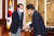 김진표 국회의장이 13일 오후 국회 의장실을 예방한 권영세 통일부 장관과 악수를 하고 있다. 김상선 기자