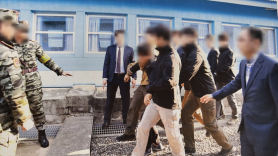 탈북어민 북송 사진에 與 “인권유린” 野 “그들은 흉악범”
