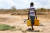 지난 3월 가뭄이 계속되고 있는 아프리카 케냐에서 한 소년이 물통을 나르고 있다.신화=연합뉴스