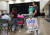 '겁쟁이 물러가라', 경찰 무능을 비판하는 문구가 적힌 피켓을 들고있는 한 학부모. AP=연합뉴스