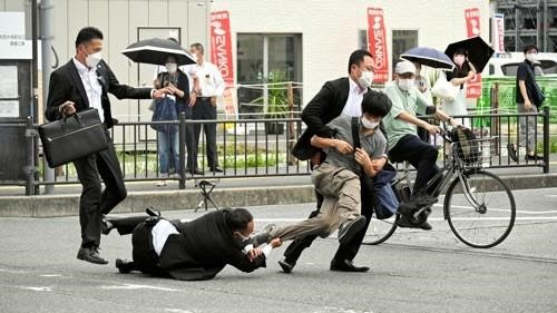 8일(현지시간) 일본 나라현에서 아베 신조 전 총리를 총기로 저격한 남성이 범행 직후 경호원들에게 제압당하고 있다. [로이터=연합뉴스]