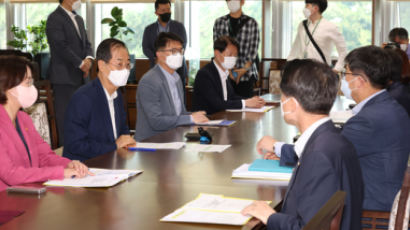 [사설] 정부는 백신 신뢰 회복, 국민은 자율 방역을