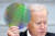조 바이든 미국 대통령은 지난해 4월 반도체 공급망 회의에 참석해 실리콘 웨이퍼를 꺼내들며 반도체 공급의 중요성을 강조했다. [AP=연합뉴스]