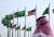 14일 사우디아라비아 제다의 한 광장에 조 바이든 미국 대통령의 방문에 맞춰 미국과 사우디아라비아 국기가 나란히 게양되어 있다. AP=연합뉴스
