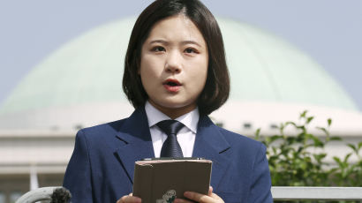 박지현, 길거리서 출마선언 "내로남불·강성팬덤과 작별해야"