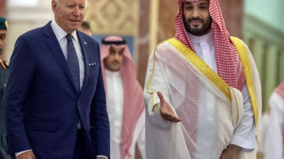 사우디 도착한 바이든…빈 살만 만나 석유 증산 설득