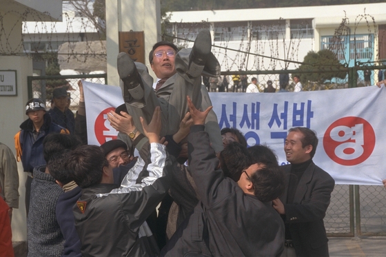 1998년 3월 김대중 정부의 특별사면조치로 공주교도소에서 풀려났던 소설가 황석영씨. [중앙포토]