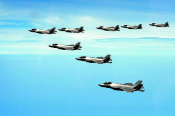 한국과 미국 공군이 지난 11일부터 14일까지 연합 작전 수행능력 향상을 위해 F-35A 연합비행훈련을 최초로 실시했다고 밝혔다. 공군