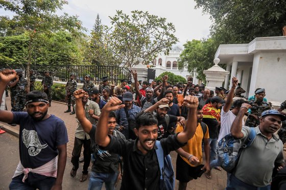 스리랑카 콜롬보에서 고타바야 라자팍사 대통령의 사퇴가 발표되자 시위대가 환호하고 있다. 연합뉴스