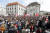오스트리아 시민들이 지난 2019년 5월 빈에 있는 하인츠 크리스티안 슈트라헤 전 부총리 사무실 밖에서 퇴진 시위를 벌이고 있다. EPA=연합뉴스