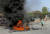 지난 13일 아이티의 수도 포르토프랭스에서 시위대가 도로 한 가운데서 타이어에 불을 붙이고 있다. [로이터=연합뉴스]