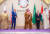 16일(현지시간) 사우디아라비아 제다에서 열린 '걸프협력회의(GCC)+3 정상회의'에 참석한 조 바이든 미국 대통령(왼쪽 두번째)이 기념촬영 중 무함마드 빈 살만 사우디 왕세자(가운데)와 이야기를 나누고 있다. [EPA=연합뉴스]