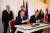 러시아 국영 에너지 기업 가스프롬의 알렉세이 밀레르 CEO(앞 왼쪽)와 오스트리아 석유가스기업 OMV의 라이너 젤레 전 CEO가 지난 2018년 협력 협정 서명식에 참석해 사인하고 있다. 그 뒤에 블라디미르 푸틴 러시아 대통령과 세바스찬 쿠르츠 전 오스트리아 총리가 서 있다. OMV 홈페이지 