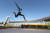 바하마의 라쿤 네른 선수가 15일(현지시간) 멀리뛰기 남자 예선에 참가해 기록에 도전하고 있다. AFP=연합뉴스