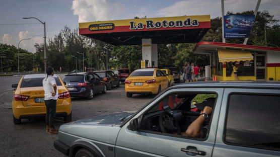"주유 한번에 12일"…최악 연료난에 러시아석유 손뻗은 쿠바