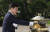 당대표 출마에 나선 김민석 더불어민주당 의원이 18일 오전 서울 동작구 국립서울현충원 김대중 대통령 묘소를 찾아 참배를 하고 있다. 뉴스1