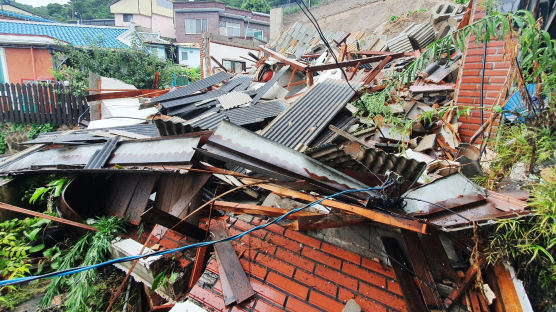 경남 최대 90㎜ 비 집중…하동서 옹벽 무너져 토사 유출 주택 파손 