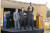 블랙이글스가 지난 15~17일 영국에서 열린 리아트 에어쇼에서 지난 2012년에 이어 10년 만에 다시 한번 최우수상과 인기상을 거머쥐며 환호하고 있다. [사진 공군]