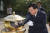 당대표 출마에 나선 설훈 더불어민주당 의원이 18일 오전 서울 동작구 국립서울현충원 김대중 대통령 묘소를 찾아 참배를 하고 있다. 뉴스1