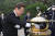 당대표 출마를 선언한 이재명 더불어민주당 의원이 18일 오전 서울 동작구 국립서울현충원 김대중 대통령 묘소를 찾아 참배하고 있다. 뉴시스