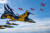 블랙이글스가 17일(현지시간) 영국에서 열린 RIAT(Royal International Air Tatoo, RIAT 이하 ‘리아트’) 에어쇼에서 영국 공군 특수비행팀 레드 애로우즈(Red Arrows)와 우정 비행을 선보이고 있다. [사진 공군]