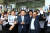  더불어민주당 설훈 의원이 17일 오후 서울 여의도 국회 소통관에서 당대표 출마 선언 기자회견을 마친 뒤 지지자들과 인사하고 있다. 국회사진기자단