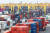 지난 11일 인천 연수구 인천신항에서 컨테이너 선적 작업이 진행되고 있다. 뉴스1