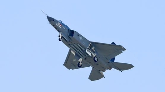 국산 전투기 'KF-21' 최초 비행 성공…30분간 하늘 누볐다