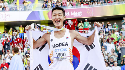 새 역사 쓴 '스마일 점퍼' 우상혁 세계육상선수권 은메달
