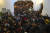 지난 13일 반정부 시위대가 총리 집무실을 습격해 라닐 리트레메싱게 총리의 사임을 요구하고 있다. AP=연합뉴스