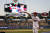  후안 소토가 19일(한국시간) MLB 올스타전 홈런 더비에서 처음으로 우승한 뒤 트로피를 들고 세리머니를 하고 있다. [AP=연합뉴스] 