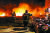 17일(현지시간) 프랑스 남서부 지롱드 지역에 산불이 발생해 진화에 나선 소방관들. [AFP=연합뉴스]