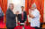 고타바야 라자팍사(오른쪽) 전 스리랑카 대통령이 지난 5월 24일 총리에 라닐 위크레메싱게(왼쪽)를 임명하고 있다.AP=연합뉴스, 무단 전재-재배포 금지〉