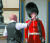 이날 영국 런던 버킹엄궁 경비병에게 마실 물을 주는 경찰. [AP=연합뉴스]