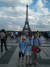 큰 아이 초6, 작은 아이 초4 프랑스 파리 에펠탑 앞에서. 이지영 작가 제공