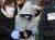 생활고에 시달리다 초등학생 두 아들을 살해한 혐의로 구속된 40대 여성 A씨가 지난 4월 서울 금천경찰서에서 서울남부지검으로 송치되고 있다. 뉴스1