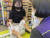 서울 강남구에 위치한 CU BGF사옥점에서 고객이 배달비를 아낄 수 있는 픽업 서비스인 ‘'편픽' 서비스로 구매한 상품을 확인하고 있다. [사진 CU]