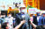 이상민 행정안전부 장관이 19일 경남 거제시 대우조선해양에서 취재진의 질문을 받고 있다. 오른쪽은 윤희근 경찰청장 후보자. [연합뉴스]