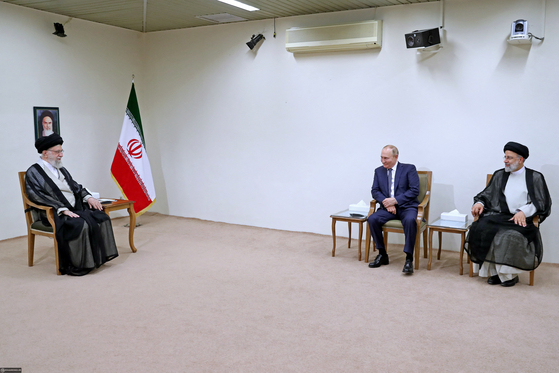 19일 아야톨라 알리 하메네이(왼쪽) 이란 최고자 집무실에서 열린 회담에서 블라디미르 푸틴(가운데) 러시아 대통령이 하메네이와 비교적 가까운 거리에서 앉아 대화를 나누고 있다. 오른쪽은 에브라힘 라이시 이란 대통령. [AFP=연합]