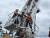 21일 오후 강원 춘천시 레고랜드 타워전망대 놀이기구가 멈추는 사고가 발생해 소방당국이 구조작업을 벌이고 있다. 연합뉴스