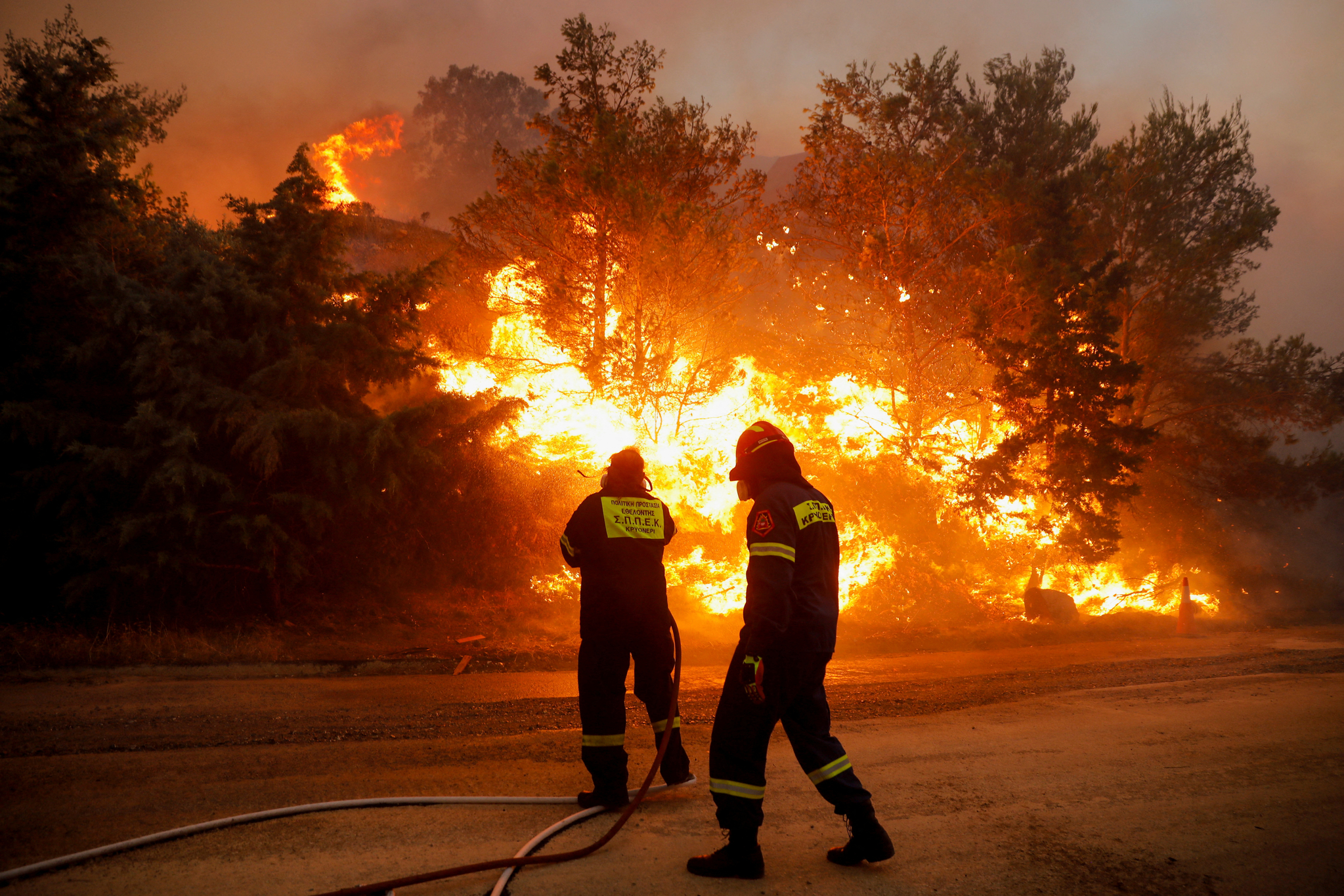 19일(현지시간) 그리스 아테네에서 화재 진압을 하는 소방대원들. 로이터=연합뉴스
