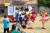 지난달 8일 서울 강남구에 위치한 아동 청소년 보육시설 강남 드림빌에 방문한 롯데월드 임직원들이 아이들에게 아이스크림을 전달하고 있다. [뉴스1]