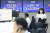22일 오후 서울 중구 을지로 하나은행 본점의 모니터에 코스피 종가가 표시돼 있다. 연합뉴스